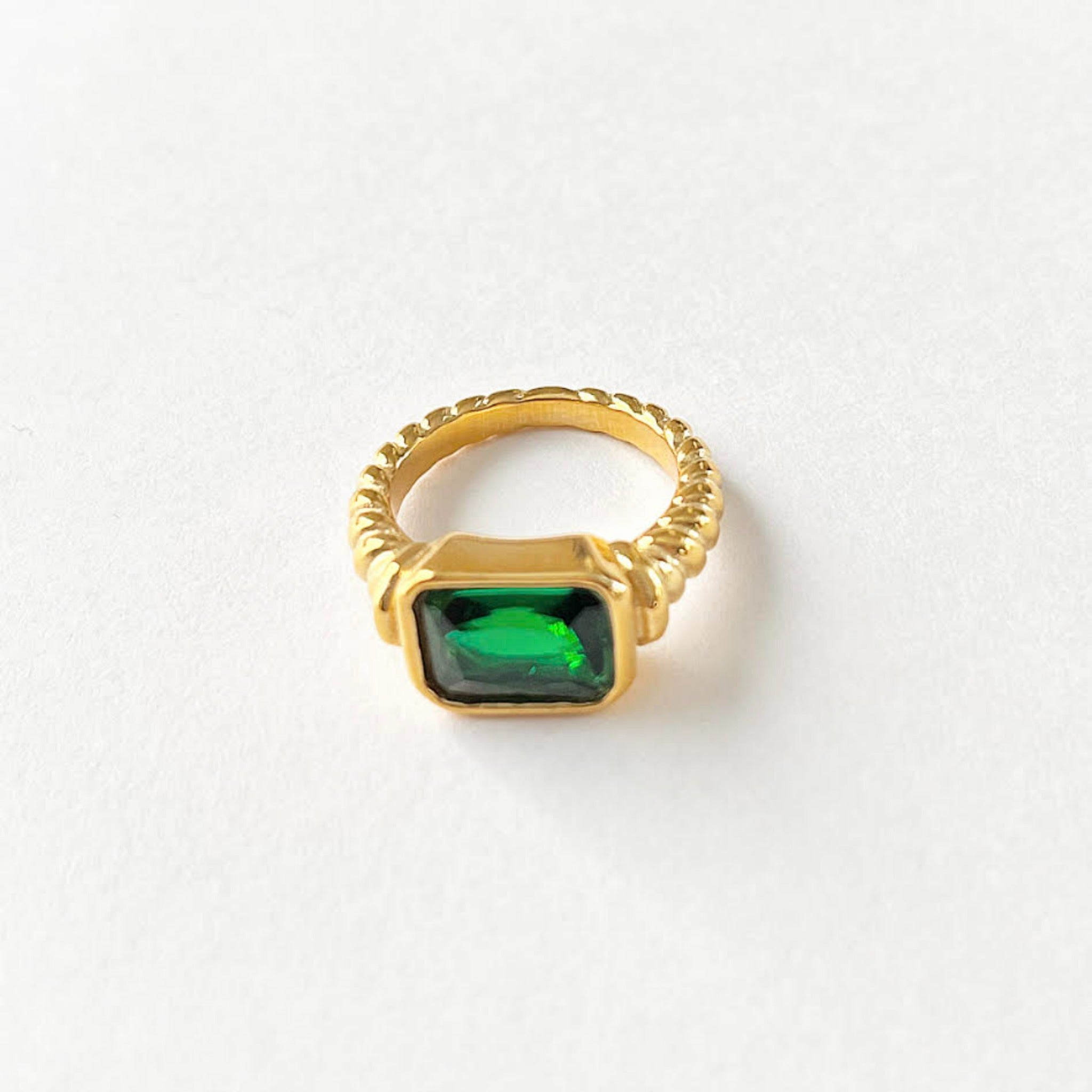 Emerald croissant ring 18k gold-plated – Ludía Embrace Yourself